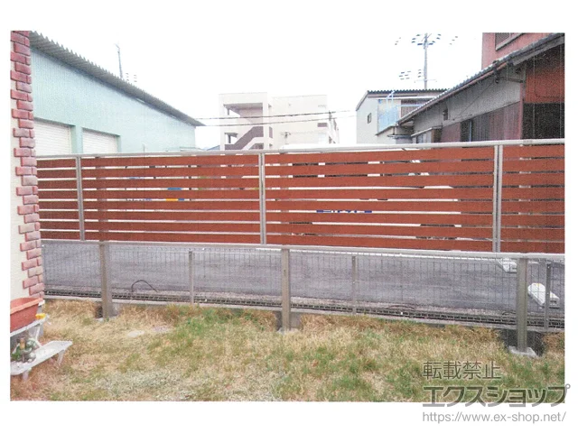 滋賀県練馬区のYKKAPのフェンス・柵 ルシアスフェンスF04型 横板 木目カラー 2段支柱 自立建て用（パネル1段） 施工例