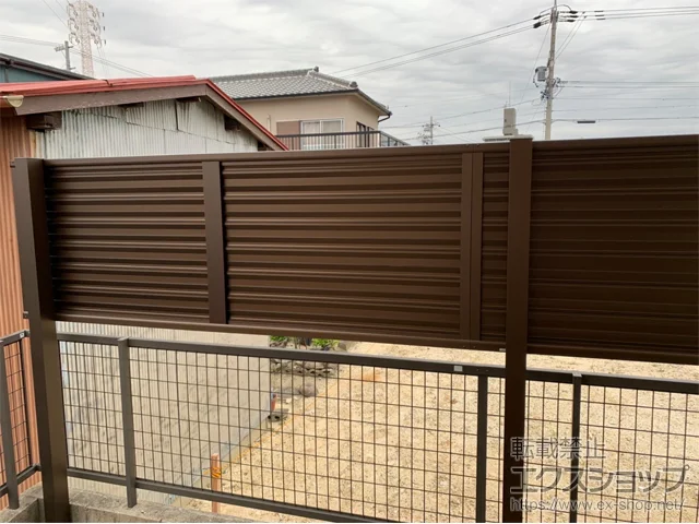 愛知県東村山市のValue Selectのフェンス・柵 ミエーネ目隠しルーバーフェンス 上段のみ設置 自立建て用 施工例