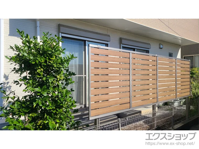 東京都府中市のValue Selectのフェンス・柵 モクハイフェンス 木調カラー 上段のみ設置 アルミ多段柱仕様 施工例