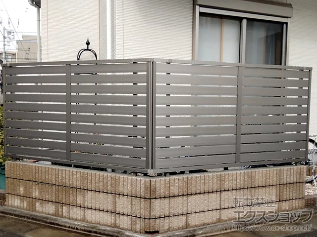神奈川県渋川市のValue Selectのフェンス・柵 モクハイフェンス アルミ色タイプ　フリーポールタイプ 施工例