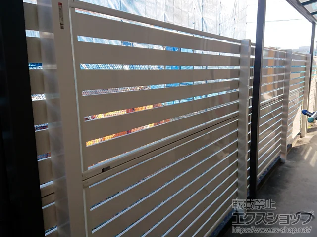 愛知県上越市のYKKAPのフェンス・柵 シンプレオフェンスSY1F型 横半目隠し 2段支柱 自立建て用（パネル2段） 施工例