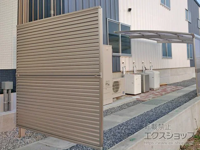 岡山県岡山市のYKKAPのフェンス・柵、カーポート シンプレオフェンス13F型 ルーバー 2段支柱 自立建て用 施工例
