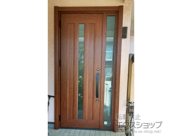 千葉県静岡市のLIXIL リクシル（トステム）の玄関ドア リシェント玄関ドア3 C12N型 アルミ仕様 片袖仕様(ランマ無)外観右吊元 ※手動仕様 施工例
