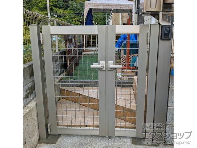 神奈川県横須賀市のの門扉 【特注】シンプレオ門扉M1型メッシュ 両開き親子 門柱仕様 施工例