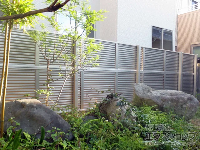 静岡県静岡市のValue Selectのフェンス・柵 ミエーネフェンス 目隠しルーバータイプ 2段支柱 自立建て用 施工例