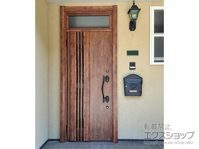 岐阜県諏訪市のLIXIL リクシル（トステム）の玄関ドア リシェント玄関ドア3 M83型 断熱K4仕様 片開き仕様(ランマ付)外観左吊元 ※手動仕様 施工例