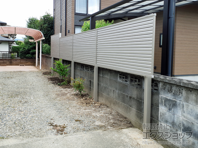 熊本県熊本市ののフェンス・柵 ミエーネ目隠しルーバーフェンス 上段のみ設置 自立建て用 施工例