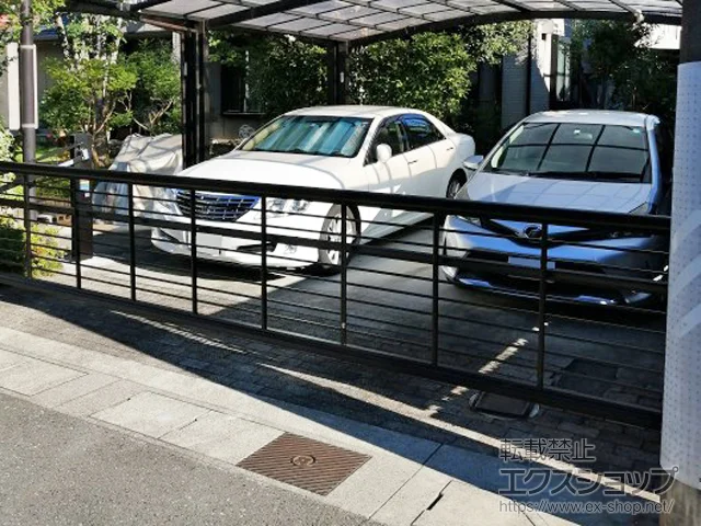 岐阜県尼崎市のYKKAPのカーゲート ルシアスアップゲートワイド 1型 横格子 手動式 施工例