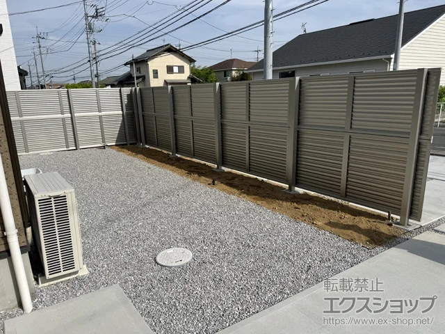 群馬県仙台市のValue Selectのフェンス・柵・塀 ミエーネフェンス 目隠しルーバータイプ 2段支柱 自立建て用 施工例