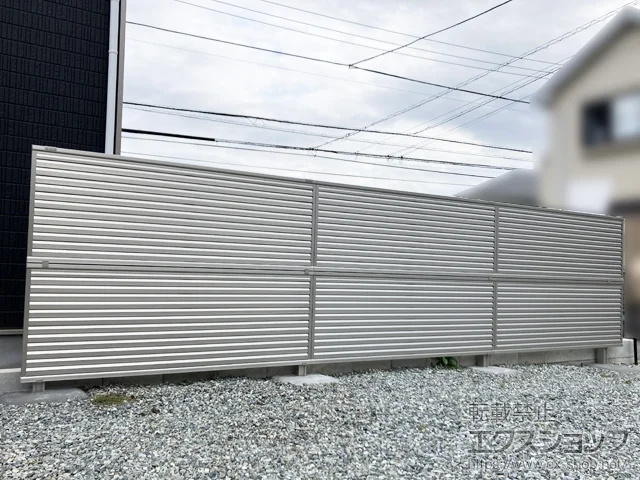 神奈川県仙台市のValue Selectのフェンス・柵・塀 ミエーネフェンス 目隠しルーバータイプ 2段支柱 自立建て用 施工例
