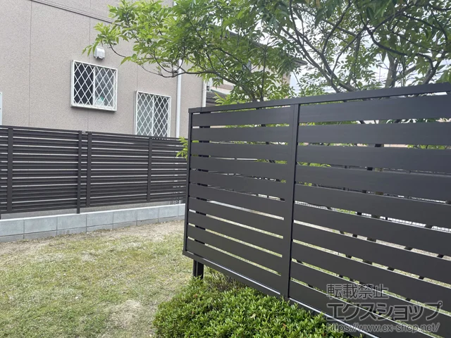 佐賀県流山市のValue Selectのフェンス・柵・塀 モクハイフェンス アルミ色タイプ 自由柱施工 施工例