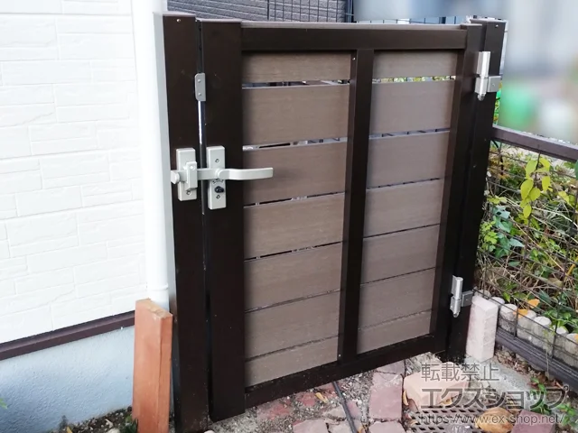 三重県柏市のLIXIL リクシル(TOEX)の門扉 ニコボード門扉 板段数7段 板隙間 10mm 施工例